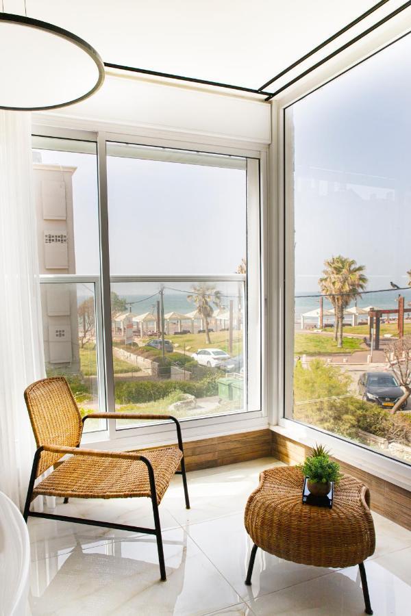 צימר על הים גקוזי ואירוח איכותי Oceanfront Beach House W Jacuzzi Haifa Exteriör bild